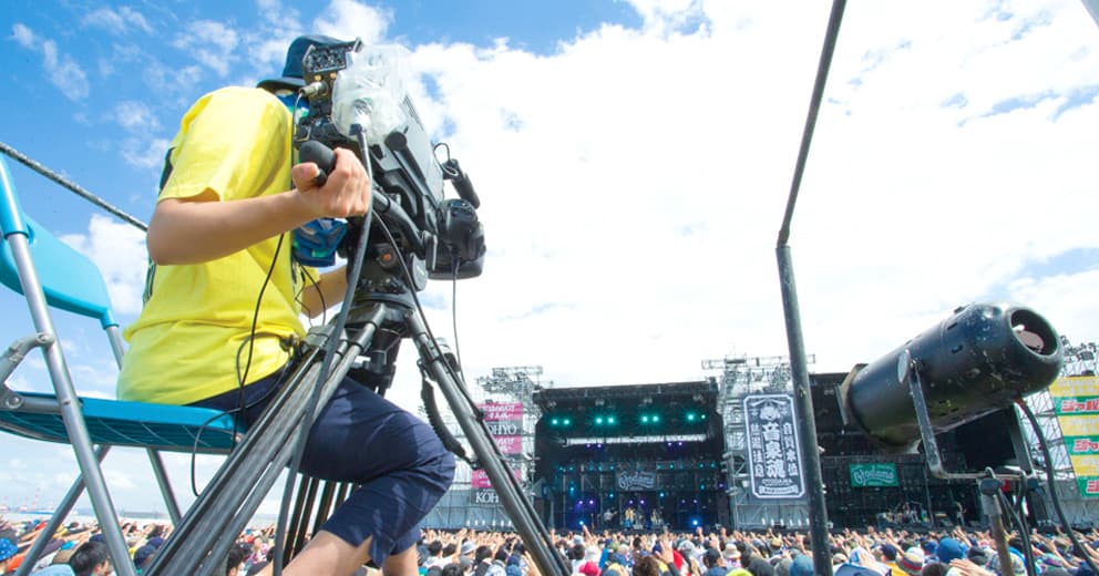 野外の音楽ライブイベントでのカメラマン