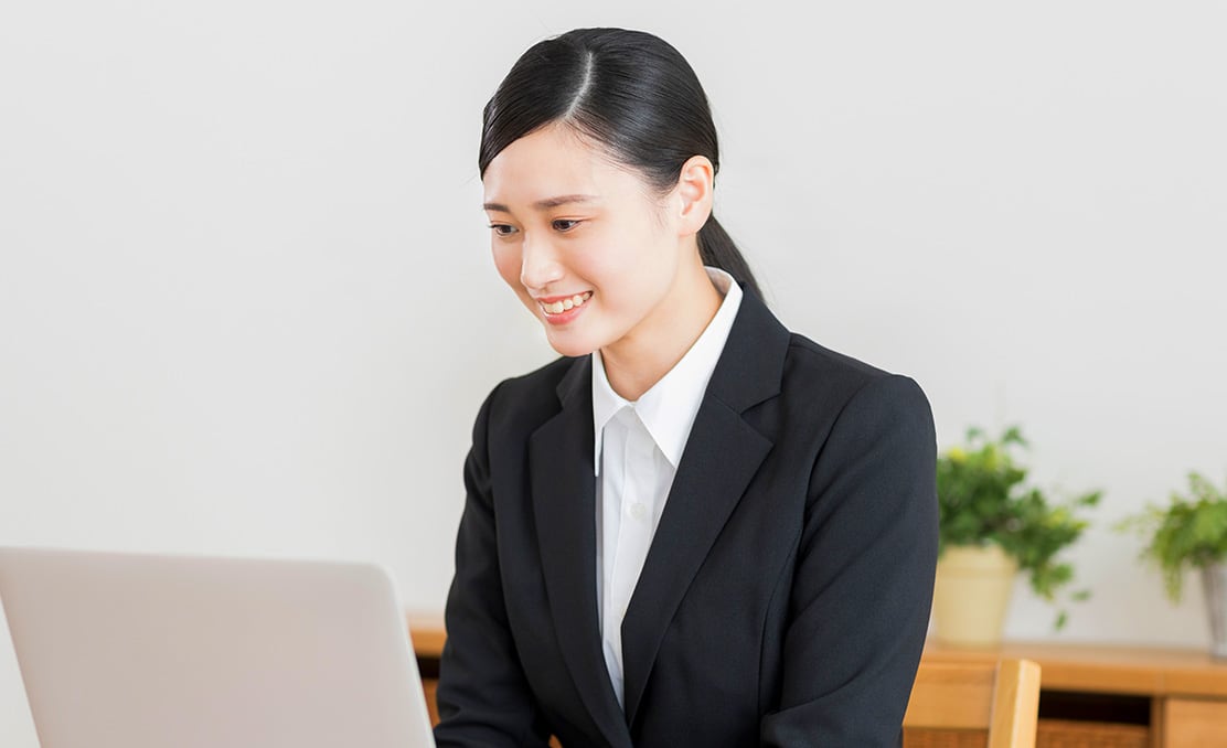 パソコンを操作する女子学生